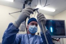 Chirurgien masculin tenant un instrument médical en salle d'opération à l'hôpital — Photo de stock
