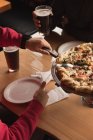 Mann nimmt in Kneipe Pizza vom Tablett — Stockfoto