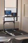 Персональний комп'ютер, ноутбук і бігова доріжка в сучасному офісі — стокове фото