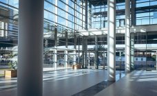 Vue intérieure d'un nouvel immeuble de bureaux moderne par une journée ensoleillée — Photo de stock