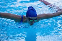 Vorderansicht Schwimmerin schwimmt Schmetterling im Schwimmbad — Stockfoto