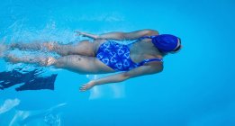 Vue aérienne du nageur féminin nageant libre dans la piscine — Photo de stock
