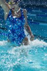 Frontansicht einer jungen Schwimmerin, die Spaß im Schwimmbad hat — Stockfoto