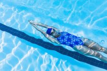 Vista ad alto angolo del dorso nuotatore femminile in piscina — Foto stock