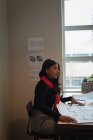 Vue de côté de la femme d'affaires afro-américaine discutant sur le plan dans la salle de conférence au bureau — Photo de stock