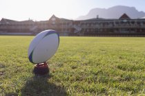 Nahaufnahme eines Rugbyballs auf einem Kickabschlag auf dem Rugby-Platz — Stockfoto