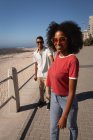 Vista frontale della coppia afro-americana che si tiene per mano e guarda la fotocamera — Foto stock