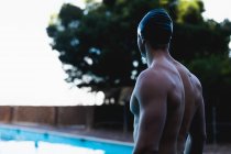 Vista traseira de um nadador caucasiano macho em pé em frente à piscina — Fotografia de Stock