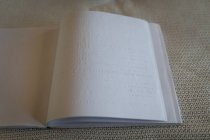 Primer plano de un libro braille en la cama en un dormitorio en casa - foto de stock