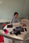 Visão de alto ângulo de um designer gráfico asiático trabalhando sobre tablet gráfico na mesa no escritório — Fotografia de Stock