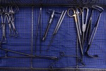 Vista di angolo alta di attrezzature chirurgiche su un tavolo in sala operatoria a ospedale — Foto stock