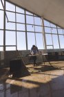 Vorderseite eines asiatischen männlichen Architekten, der am Schreibtisch in einem modernen Büro an einem Architekturmodell arbeitet — Stockfoto