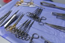 Высокий угол обзора хирургического оборудования на столе в операционной в больнице — стоковое фото