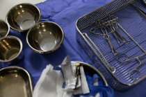 Високий кут огляду хірургічного обладнання на столі в операційній кімнаті в лікарні — стокове фото