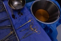 Vista ad alto angolo di attrezzature chirurgiche su un tavolo operatorio durante l'intervento chirurgico — Foto stock