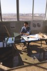 Vista ad alto angolo dell'architetto maschio asiatico seduto alla scrivania e che lavora su laptop in un ufficio moderno — Foto stock