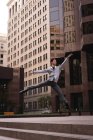 Vorderansicht schöner asiatischer Mann springt und tanzt auf Treppen — Stockfoto
