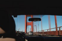 Vista de dentro do carro da ponte portão dourado no dia ensolarado — Fotografia de Stock