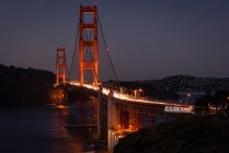 Photographie du pont de la porte dorée au crépuscule — Photo de stock