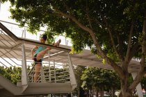 Tiefblick auf junge Frau mit gemischter Rasse, die auf Treppen in der Stadt trainiert — Stockfoto