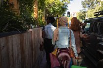 Вид сзади на женщин-друзей, наслаждающихся и гуляющих по улице — стоковое фото