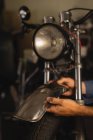 Fahrradmechaniker repariert Kotflügel des Fahrrads — Stockfoto