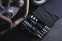 Vue grand angle de l'équipement de boîte à outils de vélo avec clé à cliquet — Photo de stock