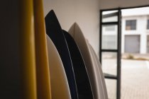 Bunte Surfbretter in einem Geschäft arrangiert — Stockfoto