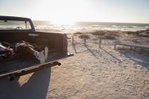 Вид збоку чоловіка лежить в машині на пляжі в сонячний день — стокове фото