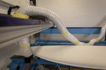 Вид спереду білого кольору дошки для серфінгу в майстерні — стокове фото