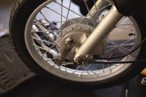 Primer plano de rueda de moto en taller - foto de stock