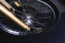 Vista ad alto angolo della ruota della moto in officina — Foto stock