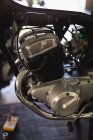 Крупный план двигателя мотоцикла в гараже — стоковое фото