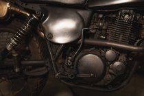 Крупный план двигателя мотоцикла в гараже — стоковое фото