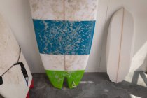 Varias tablas de surf sucias dispuestas en una tienda - foto de stock