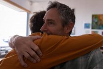 Nahaufnahme von kaukasischen Vater und Sohn, die sich zu Hause umarmen — Stockfoto