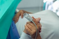 Chiusura di uomo confortante donna incinta durante il travaglio in sala operatoria in ospedale — Foto stock