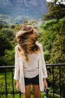 Vorderansicht einer kaukasischen Frau, die zu Hause auf dem Balkon den Kopf schüttelt — Stockfoto