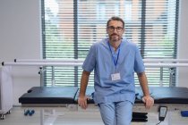 Porträt eines kaukasischen Chirurgen, der im Krankenhaus in die Kamera blickt — Stockfoto