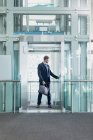 Frontansicht kaukasischer männlicher Führungskräfte im Fahrstuhl moderner Büros — Stockfoto