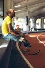 Вид збоку інвалідів афроамериканців чоловічого спортивного відпочинку в фітнес-центр — стокове фото