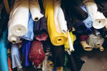 Рулони тканини на складі на заводі, що виготовляє спортивний одяг . — стокове фото