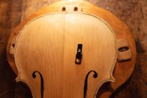 Крупним планом скрипки, зроблені в майстерні — стокове фото