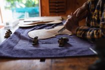 Vue rapprochée du luthier travaillant sur le corps d'un violon sur un établi dans son atelier — Photo de stock