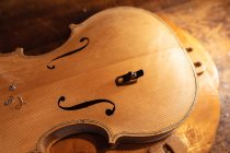 Gros plan d'un violon fabriqué dans un atelier de luthier — Photo de stock