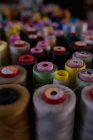 Bobinas de hilos de colores en primer plano en el taller en una fábrica de sombreros — Stock Photo