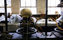 Frontansicht der Hutspitze, die auf einem traditionellen Hutmachergerät in der Werkstatt einer Hutfabrik geformt wird — Stockfoto