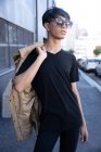 Vista frontale di un giovane adulto transgender di razza mista alla moda per strada — Foto stock