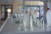Fechar de copos na mesa no laboratório — Fotografia de Stock