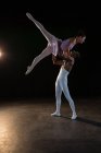Ballettpartner üben Balletttanz auf der Bühne — Stockfoto